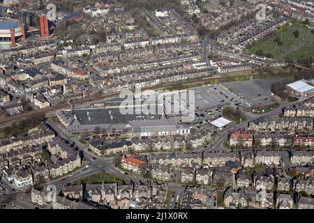 Vista aerea di Asda Harrogate Superstore & Dragon Road Car Park, Harrogate, North Yorkshire Foto Stock