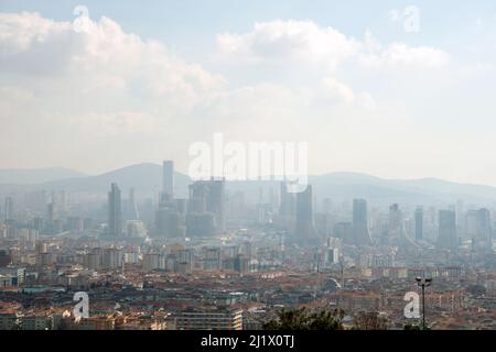 La collina di Camlica è il punto di vista migliore di Istanbul, poiché da qui si vede quasi tutto lo stretto del Bosforo, così come tutta la città. Foto Stock