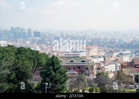 La collina di Camlica è il punto di vista migliore di Istanbul, poiché da qui si vede quasi tutto lo stretto del Bosforo, così come tutta la città. Foto Stock