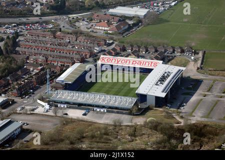 2022 veduta aerea dello stadio di calcio Oldham Athletic AFC Boundary Park, Great Manchester Foto Stock