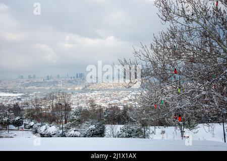 La collina di Camlica è il punto di vista migliore di Istanbul, poiché da qui si vede quasi tutto lo stretto del Bosforo, così come tutta la città. Foto Stock