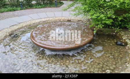 Fontana nel giardino paesaggistico Foto Stock