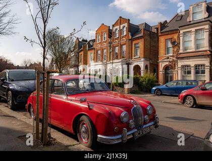 Londra- Marzo 2022: Una classica auto Jaguar parcheggiata su un'attraente strada residenziale a Crouch End, North London Foto Stock