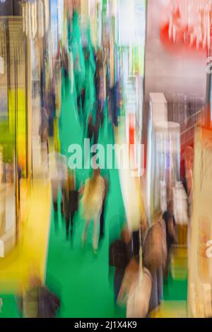 Sfocatura dello sfondo delle persone in mostra, sfondo luminoso Foto Stock