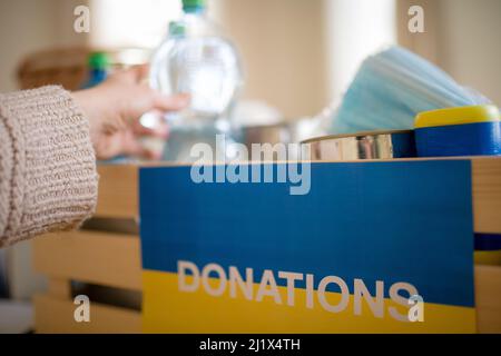 Primo piano di una scatola di aiuti per i rifugiati ucraini. Concetto di aiuto umanitario. Foto Stock