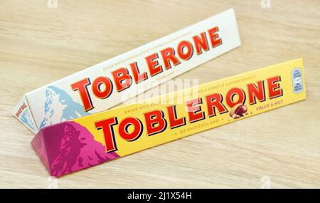 Amburgo, Germania - Marzo 14 2022: Due diversi cioccolatini svizzeri Toblerone e pacchetto Foto Stock