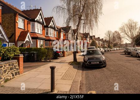 Londra- Marzo 2022: Via delle case a schiera d'epoca a Crouch End, a nord di Londra Foto Stock