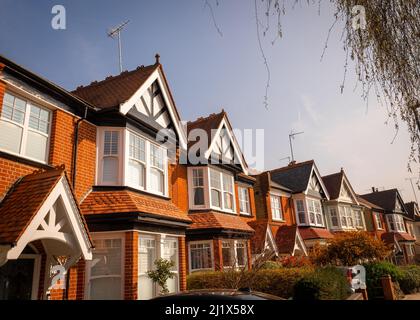 Londra- Marzo 2022: Via delle case a schiera d'epoca a Crouch End, a nord di Londra Foto Stock