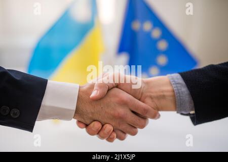 Stretta di mano tra l'Unione europea e l'Ucraina, inclusione del concetto di Ucraina. Foto Stock