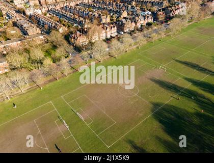 Vista aerea del campo di calcio vicino alle case a schiera urbane- UK Foto Stock