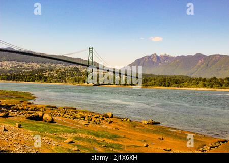 Lions Gate Bridge tratto da Prospect Point Lookout in una giornata di sole Foto Stock