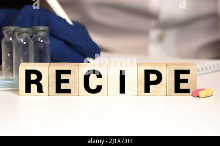 RICETTE parola scritta su blocco di legno, concetto di business Foto Stock