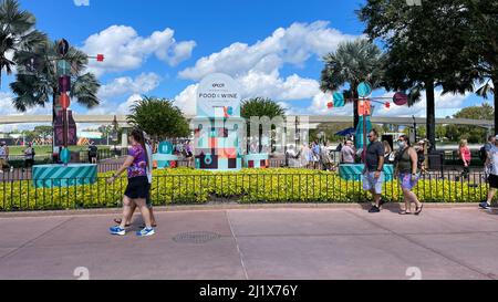 Orlando, FL USA- 9 ottobre 2021: People Walking intorno al Food and Wine Festival presso EPCOT nel Walt Disney World di Orlando, Florida. Foto Stock