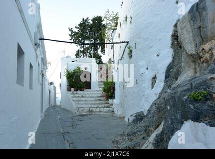 Lindos, Grecia, piccola strada con piccole case sopra la città vecchia Foto Stock