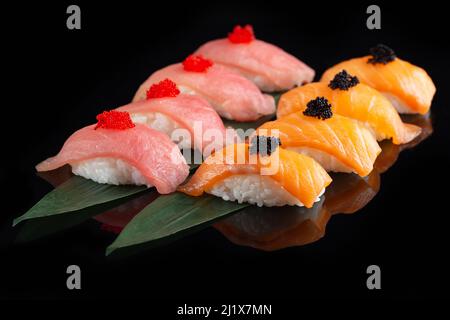 primo piano del set di sushi sashimi. Menu di sushi. Set di sushi nigiri con tonno, salmone e caviale tobiko. Cucina giapponese, ristorante. Cibo asiatico Foto Stock