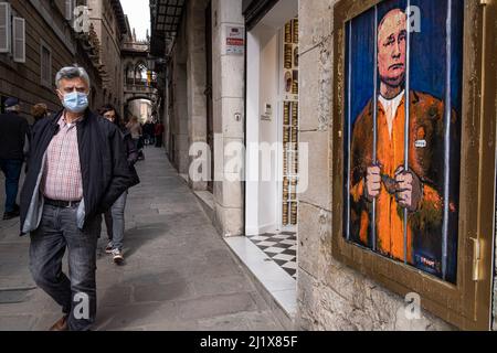 Barcellona, Spagna. 28th Mar 2022. Un uomo passa davanti a un ritratto di Vladimir Putin dietro i bar. Vladimir Putin Behind Bars è rappresentato nel nuovo collage grafico pubblico in Plaza de Sant Jaume dall'artista italiano TvBoy, con sede a Barcellona. Credit: SOPA Images Limited/Alamy Live News Foto Stock