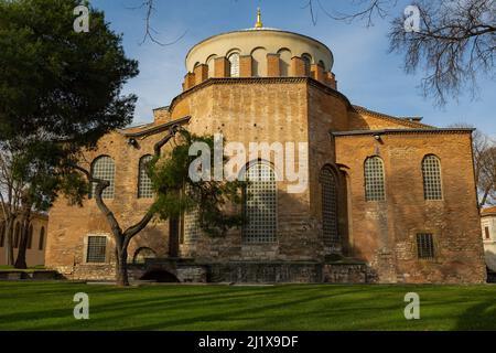 Hagia Irene o Aya irini nel primo cortile del Palazzo Topkapi di Istanbul. Punti di riferimento di Istanbul. Chiesa bizantina. Viaggio in Turchia background ph Foto Stock