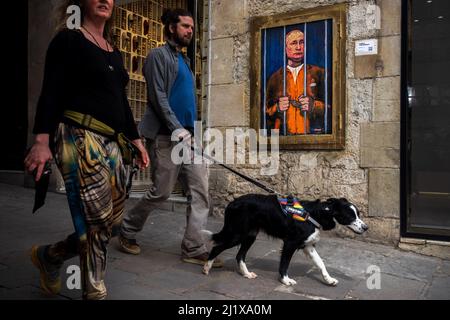 Barcellona, Spagna. 28th Mar 2022. I pendolari passano davanti a un graffito dell'artista urbano italiano 'TVBoy', Salvatore Benintende, intitolato 'il sogno' raffigurante il presidente russo Vladimir Putin imprigionato e dietro le sbarre in protesta contro gli attacchi russi in corso Credit: Matthias Oesterle/Alamy Live News Foto Stock