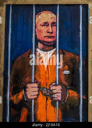 Barcellona, Spagna. 28th Mar 2022. Un graffito dell'artista urbano italiano 'TVBoy', Salvatore Benintende, intitolato 'il sogno' raffigurante il presidente russo Vladimir Putin imprigionato e dietro le sbarre in protesta per gli attacchi russi in corso è visto nel centro di Barcellona Credit: Matthias Oesterle/Alamy Live News Foto Stock