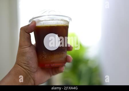 Tenere a mano un bicchiere di caffè espresso espresso tonico o espresso espresso servire con Richie Soda. Foto Stock