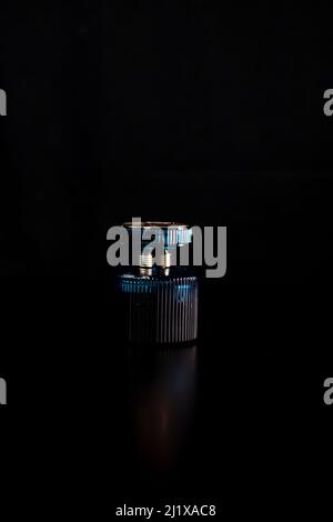 Bottiglia di profumo blu su sfondo nero Foto Stock