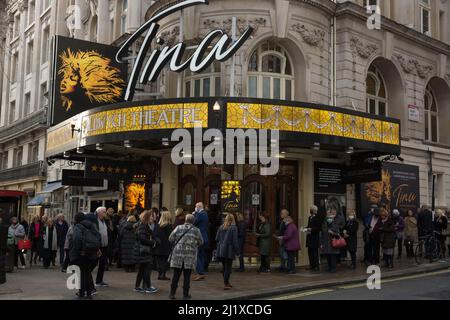 Le persone si accodano fuori dal teatro Aldwych di Londra dopo che è entrato in vigore il rilassamento delle regole del piano B di Covid-19. Foto Stock