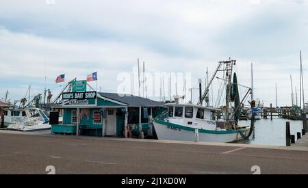 ROCKPORT, TX - 3 FEB 2020: NEGOZIO DI ESCHE MOMS e barca di gamberi in un molo in un porto turistico. Foto Stock