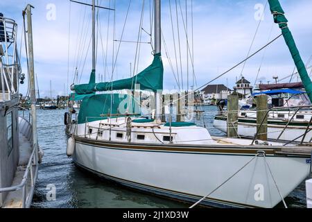 ROCKPORT, TX - 3 FEB 2020: barca a vela bianca con alberi e rigging è legato al molo in un porto turistico con corde. Foto Stock