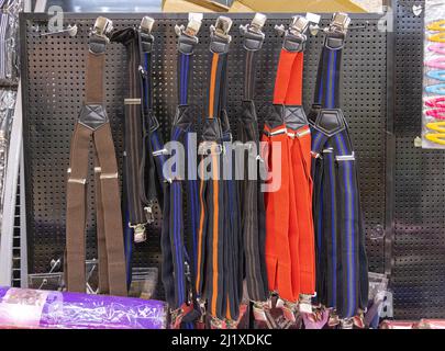 La forma a Y della cinghia bretella le Suspenders di moda a rack Foto Stock