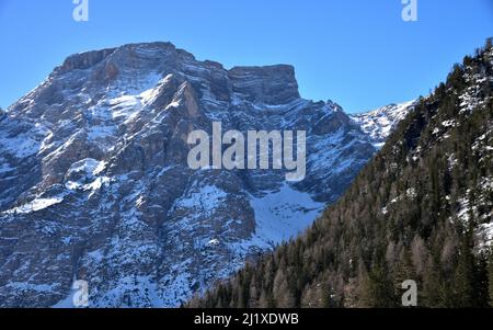 Il massiccio roccioso della Croda del Becco, Seekofel, una montagna di 2810 metri di altezza che domina il Lago di Braies Foto Stock