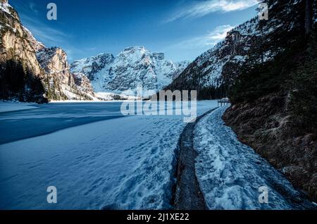 Angolo ghiacciato alla fine del lago di Braies in una mattinata invernale. Immagine HDR Foto Stock