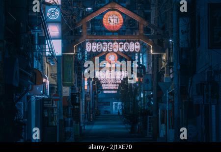 Il distretto di NOGE Tabemono Yokocho risale al 1859, quando i marinai sbarcheranno e visiteranno vari vicoli stretti per mangiare e bere a Yokohama, in Giappone. Foto Stock