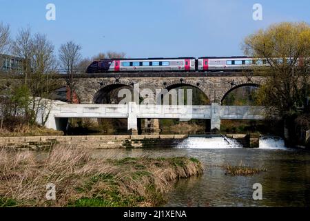 Un treno Arriva CrossCountry Voyager che attraversa il viadotto Prince`s Drive sul fiume Leam, Leamington Spa, Regno Unito Foto Stock