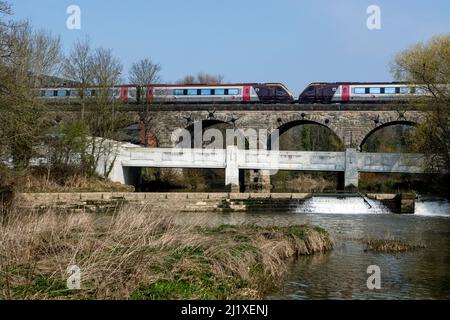 Un treno Arriva CrossCountry Voyager che attraversa il viadotto Prince`s Drive sul fiume Leam, Leamington Spa, Regno Unito Foto Stock