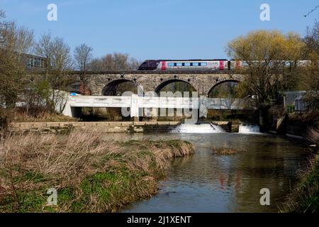 Un treno Arriva CrossCountry Voyager che attraversa il viadotto Prince`s Drive sul fiume Leam, Leamington Spa, Regno Unito Foto Stock