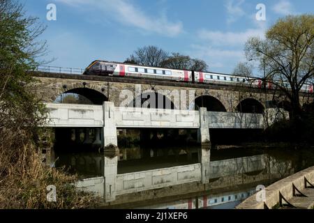 Un treno Arriva CrossCountry Voyager che attraversa il viadotto Prince`s Drive sul fiume Leam, Leamington Spa, Regno Unito Foto Stock