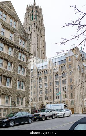 Riverside Church Tower con facciate di edifici e auto parcheggiate sulla strada in prima linea, Harlem, New York City, durante la giornata invernale con coperto, v Foto Stock