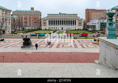 Vista aerea della Columbia University, vista dalla Library of Columbia University, scala in prima linea, parco con prato e studenti nel Foto Stock