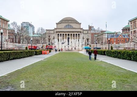 La Biblioteca della Columbia University con prato in prima linea, grandangolo girato durante il giorno d'inverno con overcast, un sacco di studenti a piedi intorno, durante Foto Stock