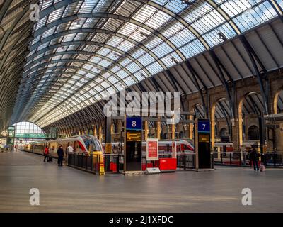 Piattaforme 7 e 8 della stazione di King's Cross di Londra in una giornata di sole. Londra. REGNO UNITO Foto Stock