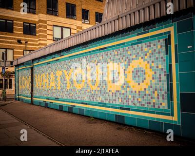 Sulla facciata della stazione originale della metropolitana Angel viene visualizzato il messaggio "Love What You Do". Strada cittadina. Londra. REGNO UNITO Foto Stock