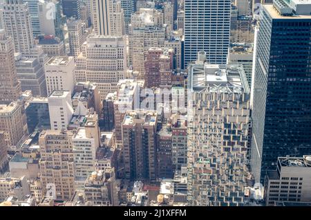 Manhattan Skyscraper, guardando giù dal Rockefeller Center durante la giornata invernale sunNew York City, orizzontale Foto Stock