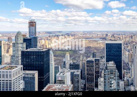 Central Park New York City con un sacco di grattacieli intorno e il fiume hudson, vista aerea dal Rockefeller Center durante l'inverno, orizzontale Foto Stock