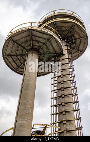 Vista ravvicinata delle torri di osservazione del padiglione dello stato di New York, vista da un angolo basso, Flushing-Meadows-Park, New York City durante la giornata invernale sovrastante, verticale Foto Stock