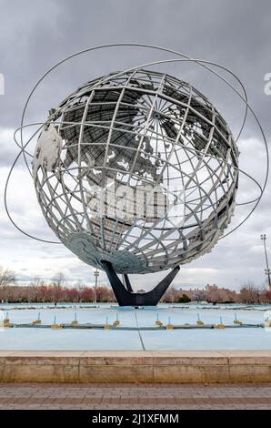 Primo piano Unisphere a Flushing-Meadows-Park, Queens, New York City durante la giornata invernale sovrastante, verticale Foto Stock