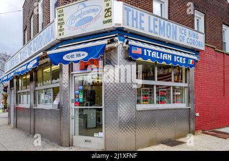 The Lemon Ice King of Corona, Ice Cream Retail Store close-up, Open Sign illuminato, Queens, New York City durante la giornata invernale sovrastante, orizzontale Foto Stock