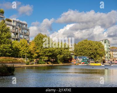 City Road Basin con Angel Waterside appartamenti e Islington boat club in lontananza. Londra. REGNO UNITO Foto Stock