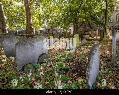 Lapidi in Bunhill campi sepoltura e giardino. Strada cittadina. Londra. Foto Stock
