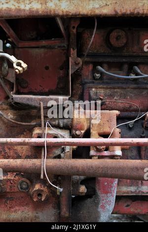 Primo piano dell'interno di un vecchio trattore rosso. Foto Stock