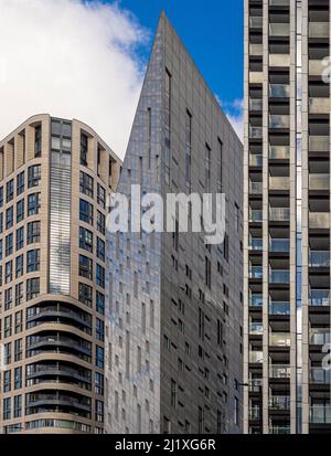 Alti edifici contemporanei su City Road, Londra. Foto Stock
